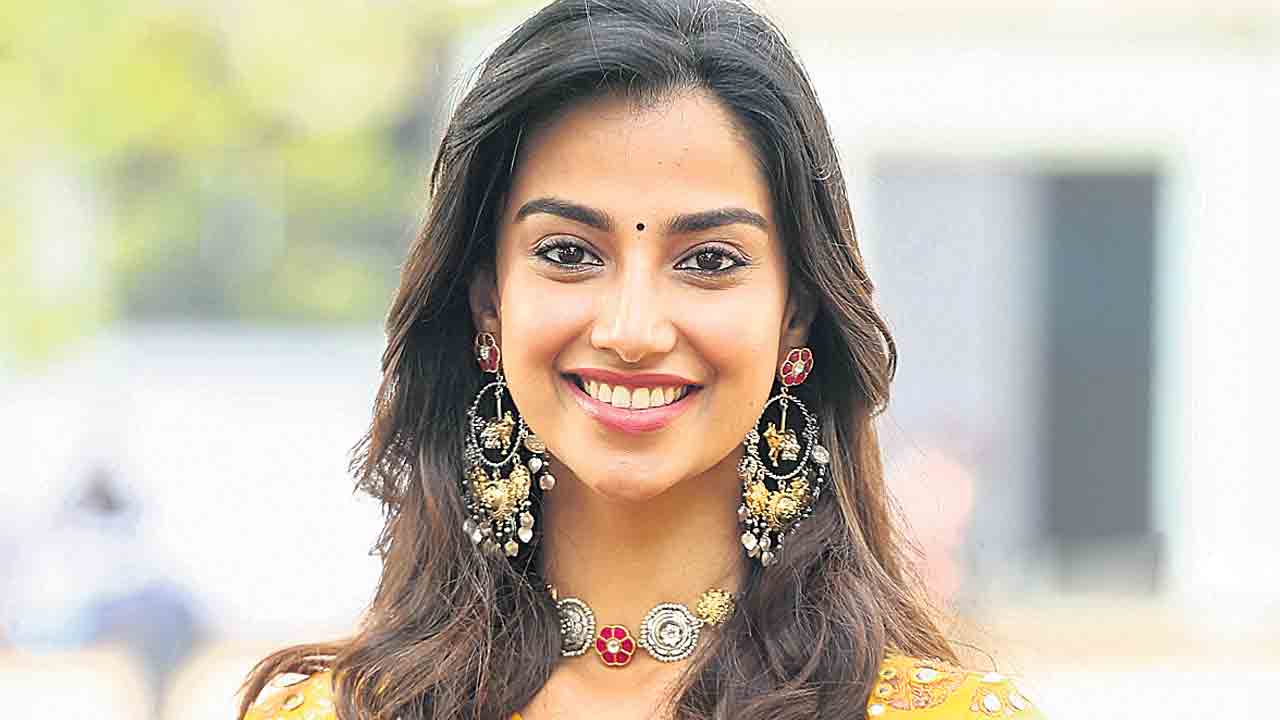 Meenakshi Chaudhary | ఇదంతా నాన్న ఆశీర్వాదం.. నేను ఫిట్గా ఉండటానికి కారణం అదే: మీనాక్షి చౌదరి