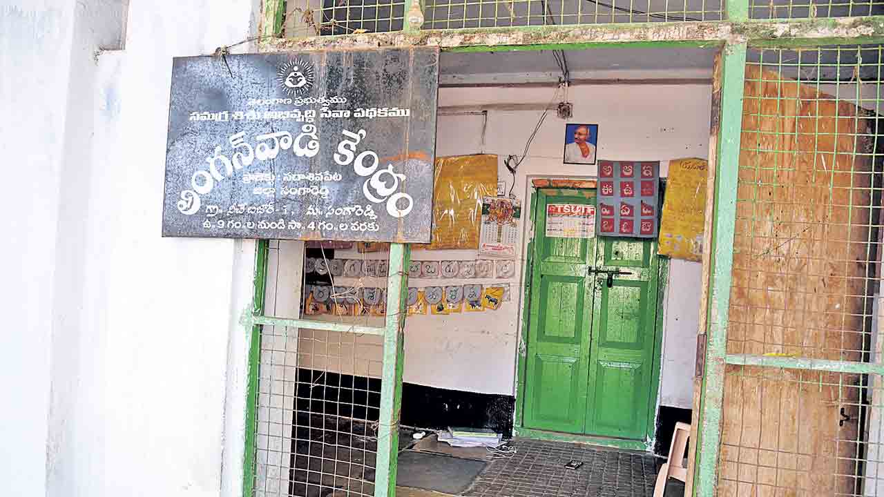 Anganwadi Centers | అంగన్‌వాడీ కేంద్రాలకు ఆయిల్‌ఫెడ్‌ సరుకులు బంద్‌?.. కాంగ్రెస్‌ కార్యకర్తకు కట్టబెట్టేందుకేనా!