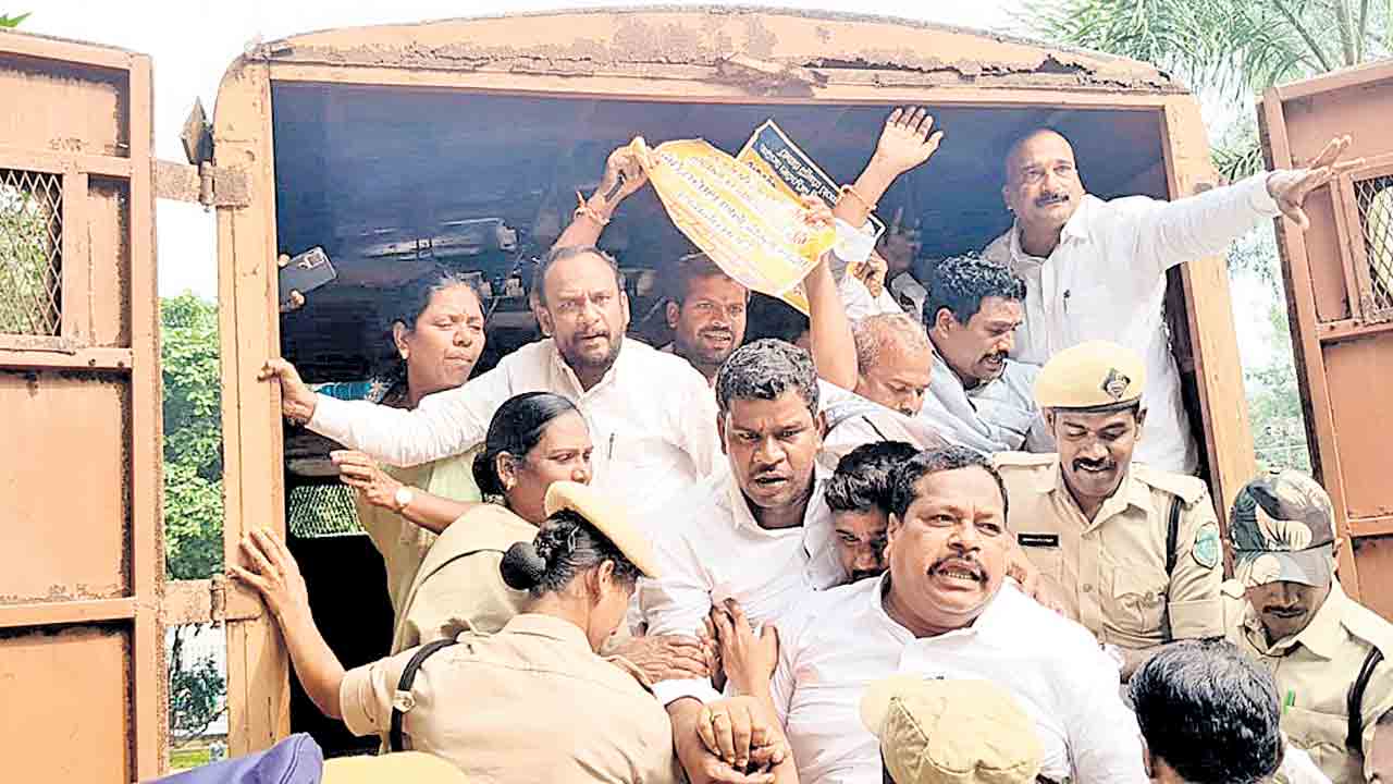 మాజీ సర్పంచ్‌ల నిర్బంధం