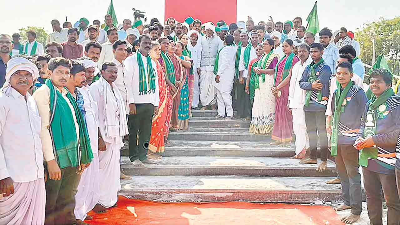 లంబాడాల ఎస్టీ హోదా రద్దు చేయాలి