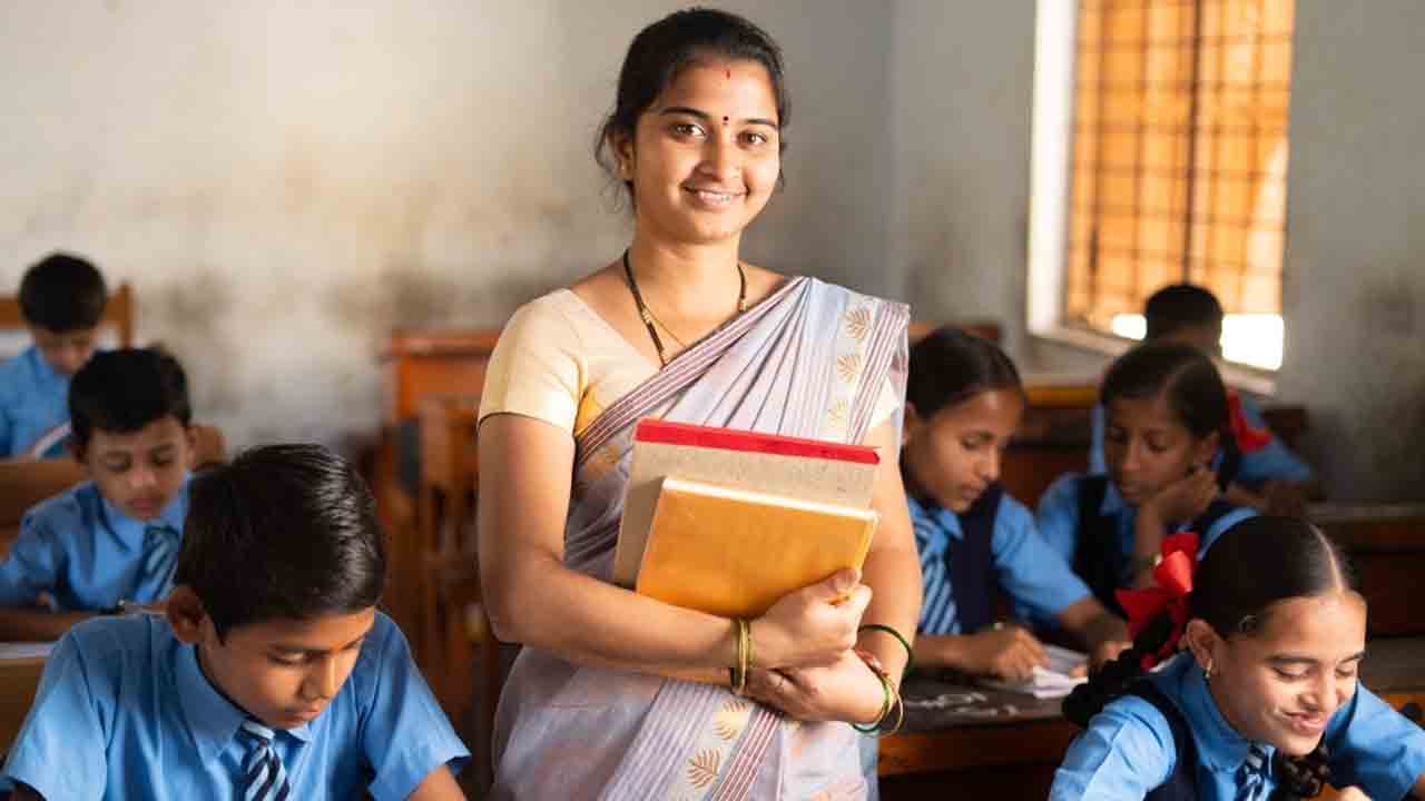 Government Teachers | గైర్హాజరును అరికట్టేందుకు.. పాఠశాలల్లో టీచర్ల ఫొటోల ప్రదర్శన
