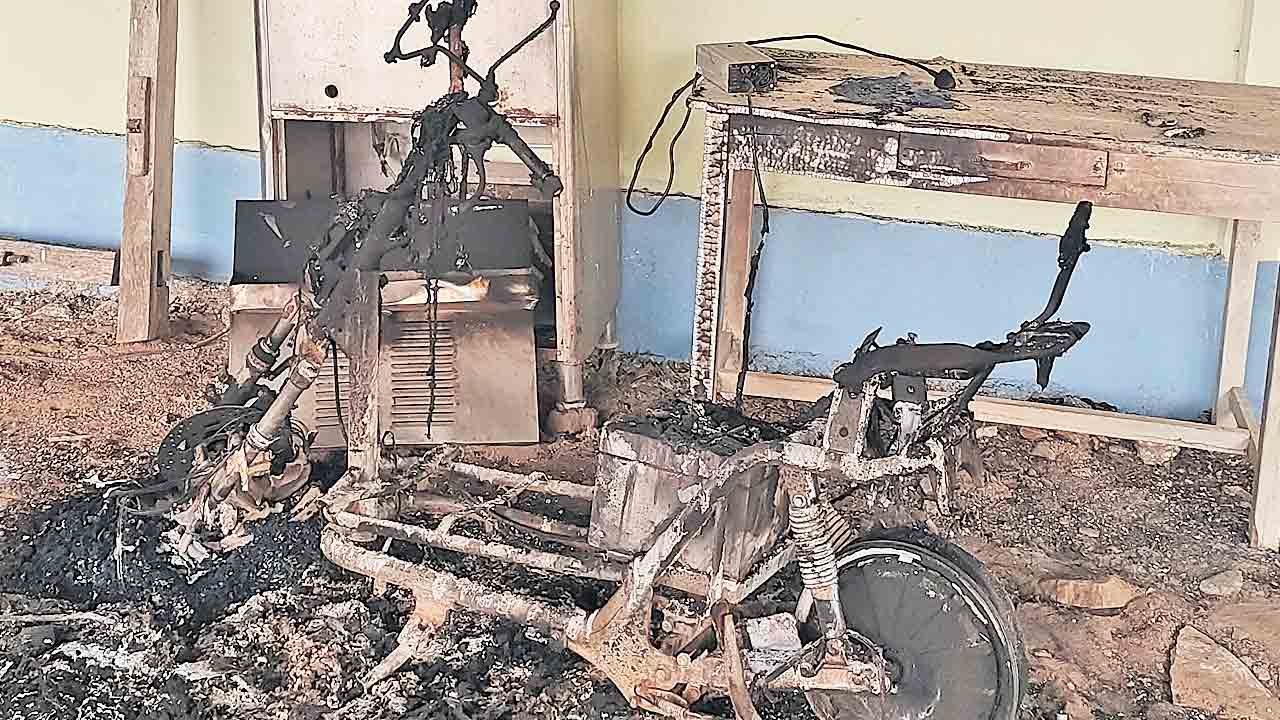 బ్యాటరీ పేలి ఎలక్ట్రిక్‌ స్కూటీ దగ్ధం