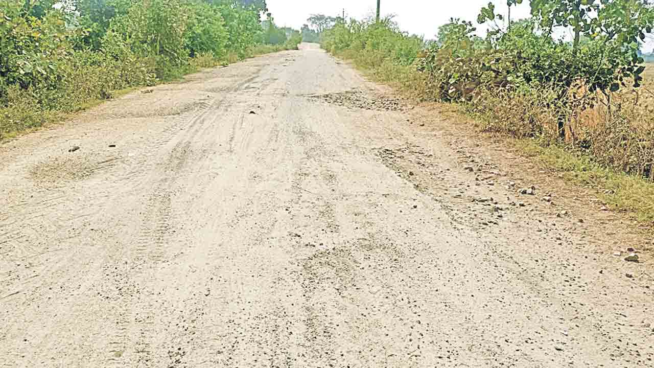 అధ్వానంగా రహదారి