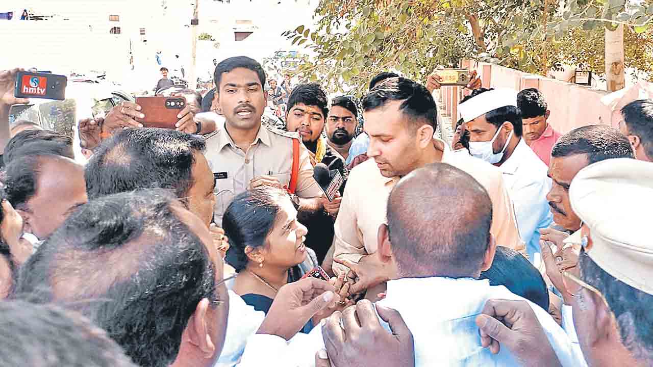 Food Infection | మా పిల్లలను మాకే చూపించరా?.. తాండూరు ఘటనపై కలెక్టర్‌ను నిలదీసిన విద్యార్థినుల తల్లిదండ్రులు