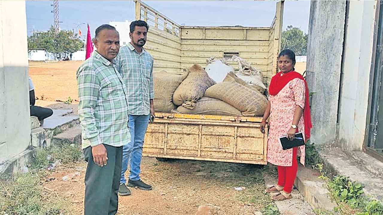 హాస్టళ్లలో పురుగుల బియ్యం