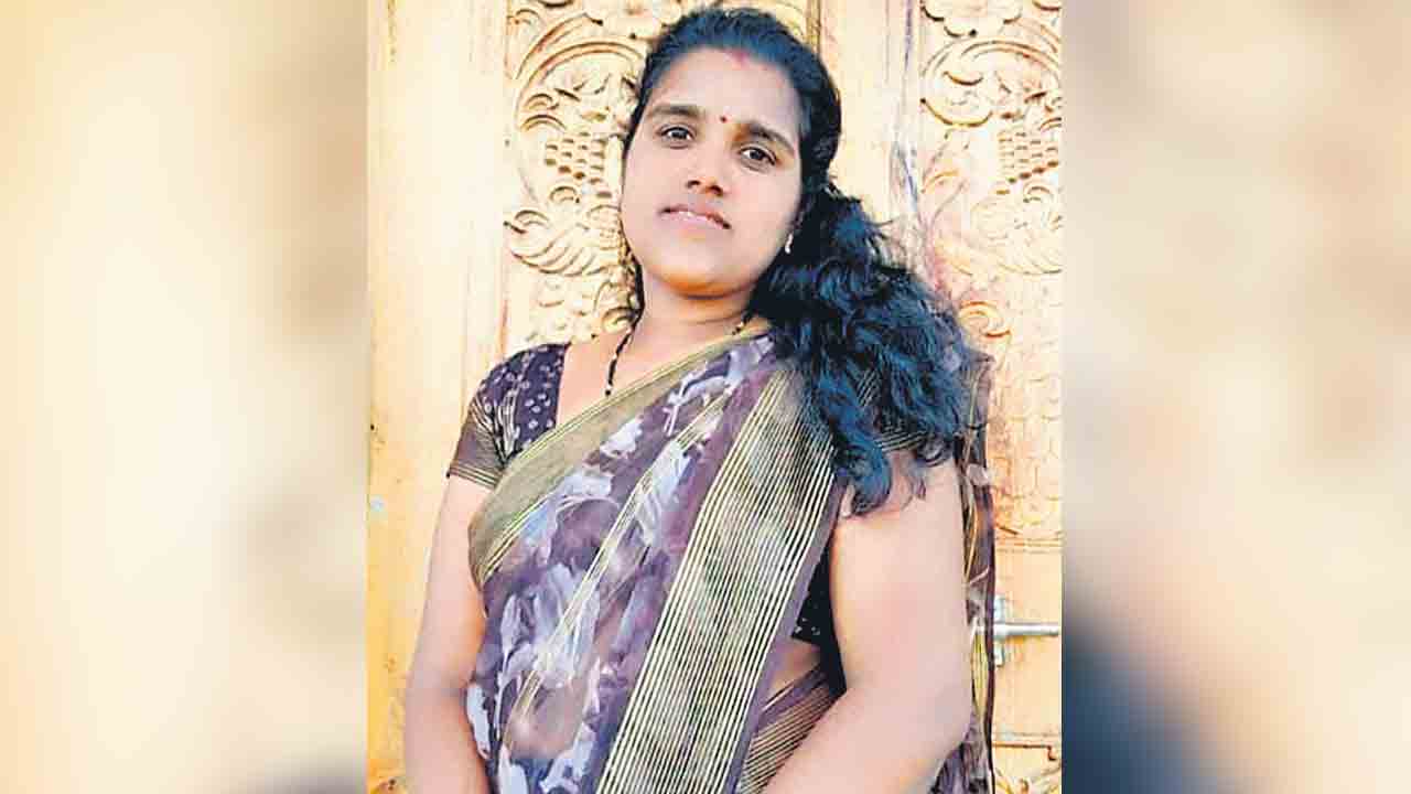 ఊరంతా విద్యుత్తు షాక్‌ వివాహిత మృతి