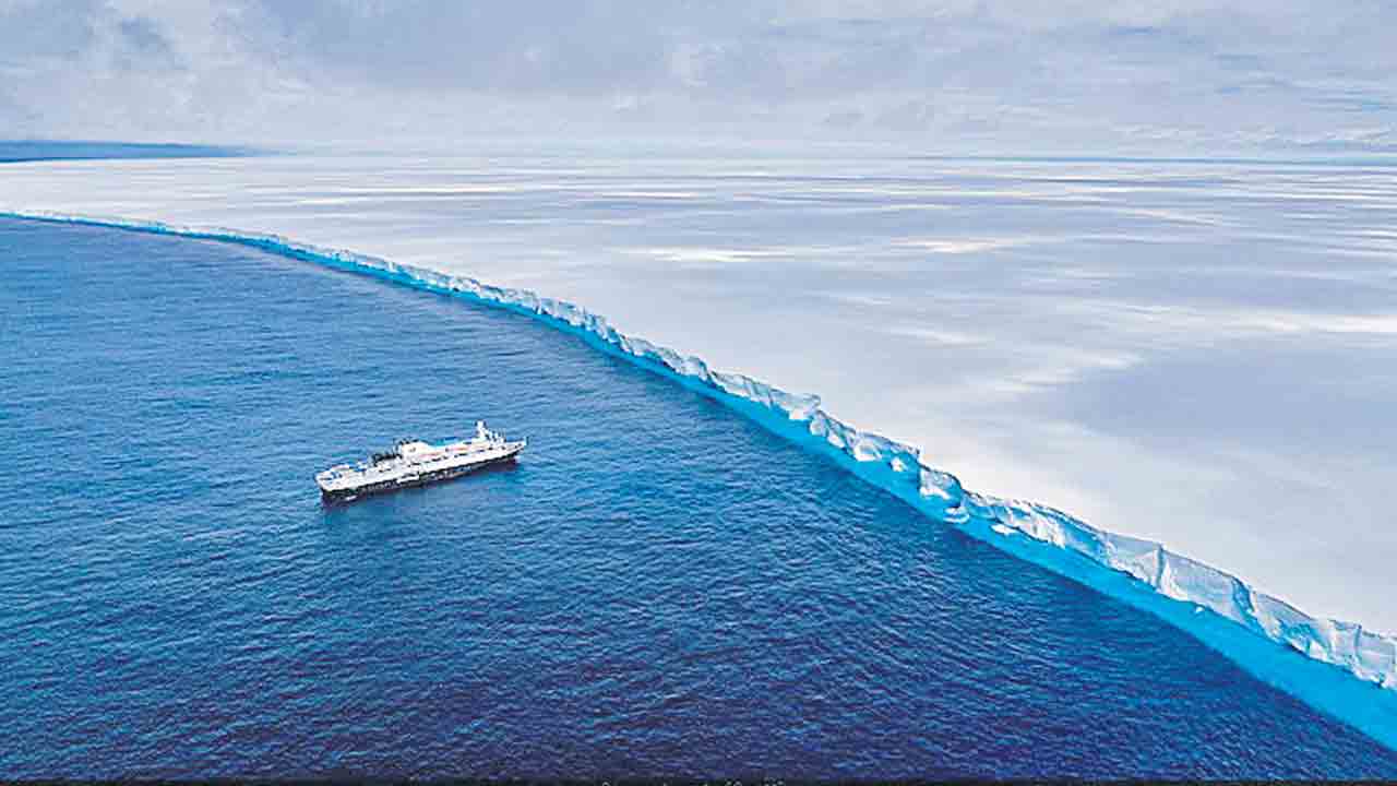 Iceberg | దక్షిణ మహాసముద్రంలోకి జారుతున్న భారీ హిమఖండం