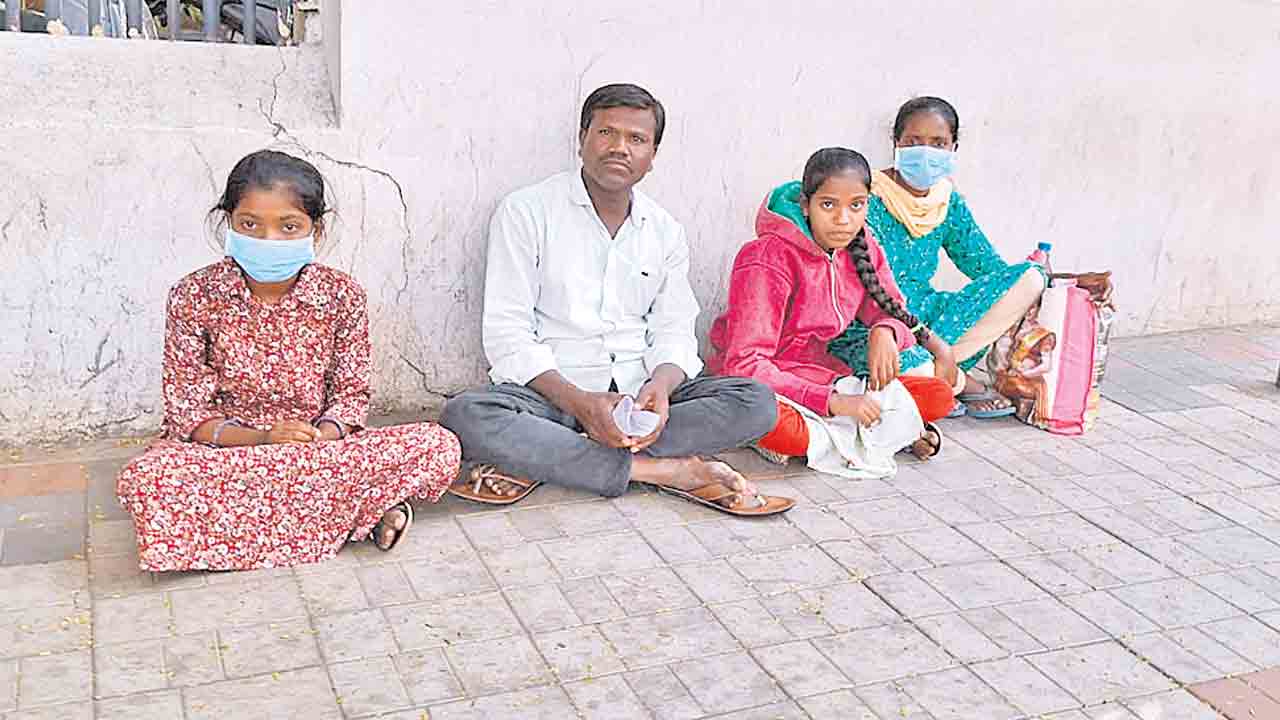 Telangana | డీజీపీ ఆఫీసు ముందు ధర్నా.. భూవివాదంలో పోలీసులు పట్టించుకోవడం లేదని ఆవేదన