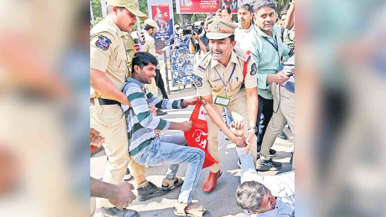 విద్యాశాఖకు మంత్రిని నియమించాలి