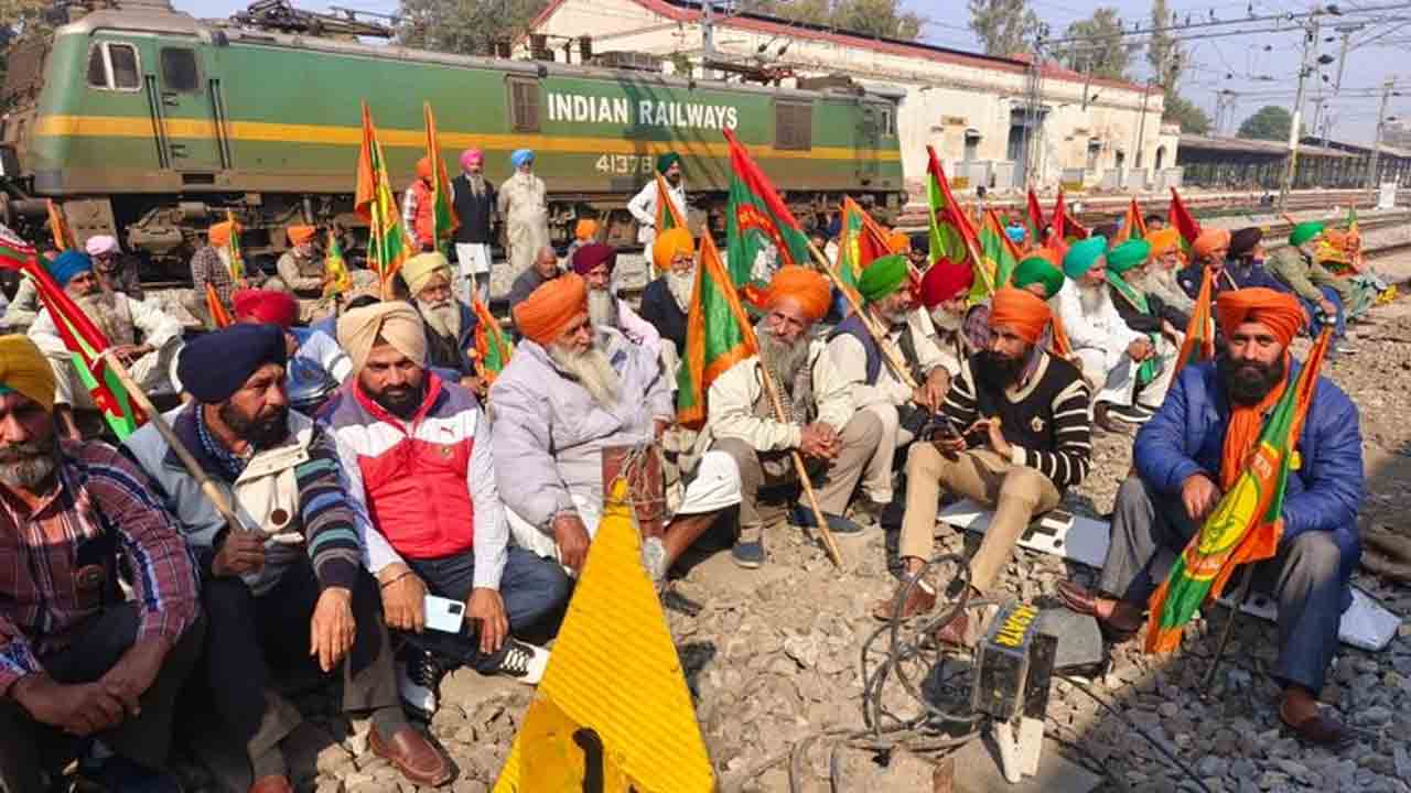 పంజాబ్‌లో రైతుల రైల్‌రోకో