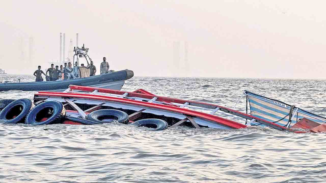 ఫెర్రీ పైకి దూసుకెళ్లిన నేవీ పడవ