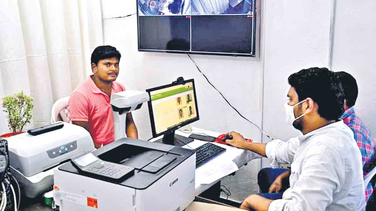 Telangana | రైతులపై పిడుగు.. భూ రికార్డుల్లో మళ్లీ అనుభవదారు కాలమ్