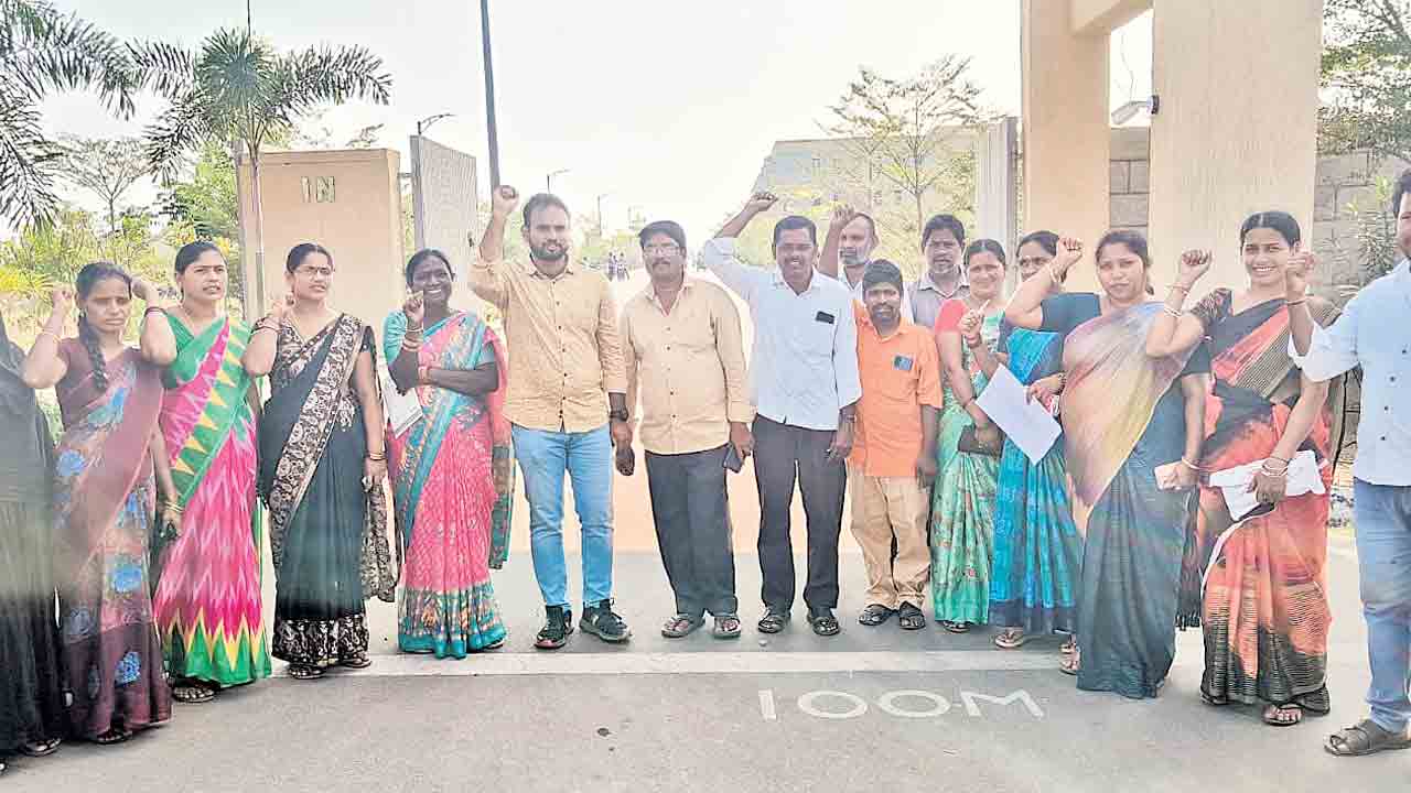 KGBV | విద్యార్థినుల తల్లిదండ్రుల ఆందోళన.. దండం పెడతాం పాఠాలు చెప్పించండి