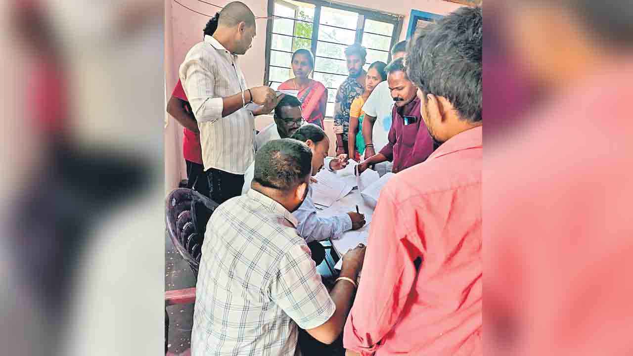 పరిహారం కోసమా.. ప్రచారం కోసమా..?