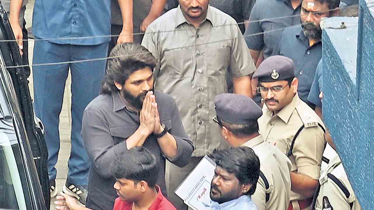 4 గంటలపాటు అల్లు అర్జున్‌ విచారణ