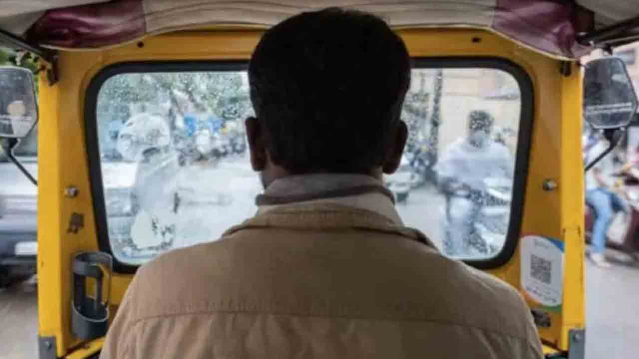 కామాంధులతో ఆటోడ్రైవర్‌ పోరాటం