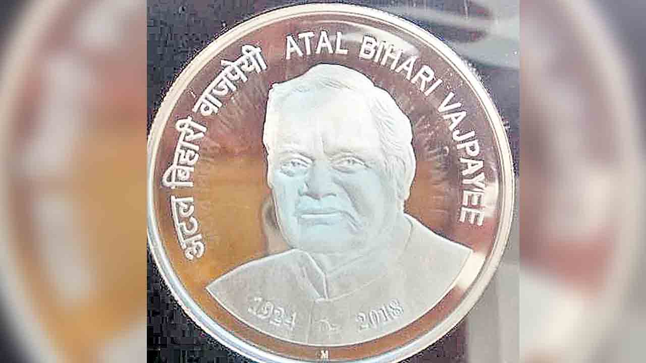 వాజపేయికి ఘన నివాళి