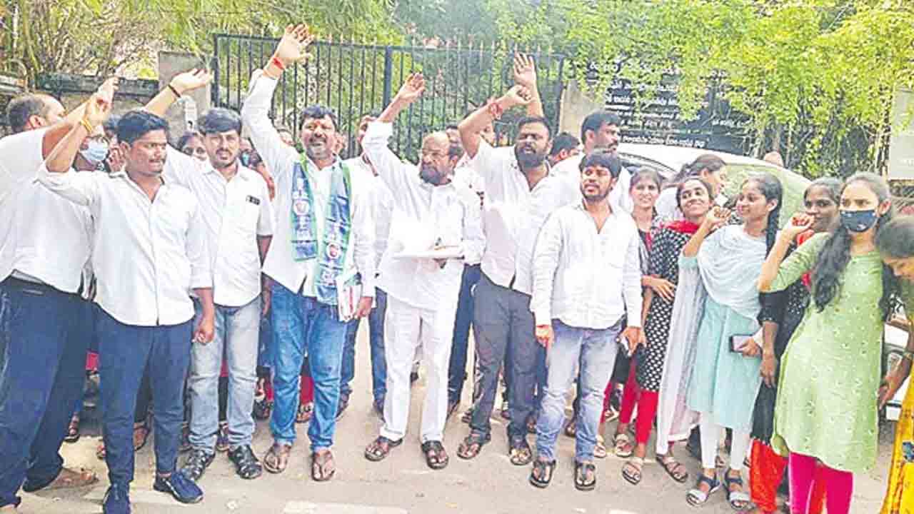 రీయింబర్స్మెంట్ బకాయిలు చెల్లించాలి