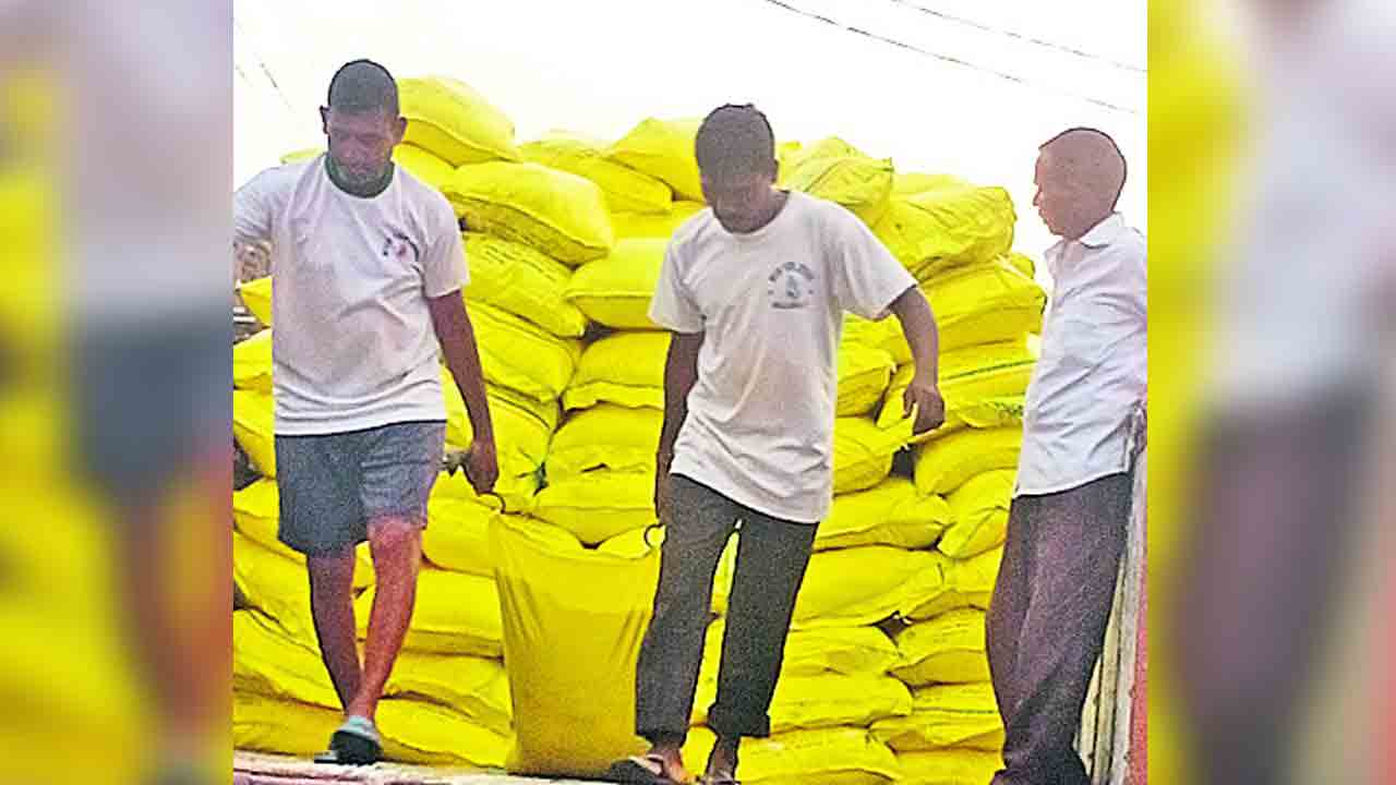 గుళికలు కొంటేనే యూరియా