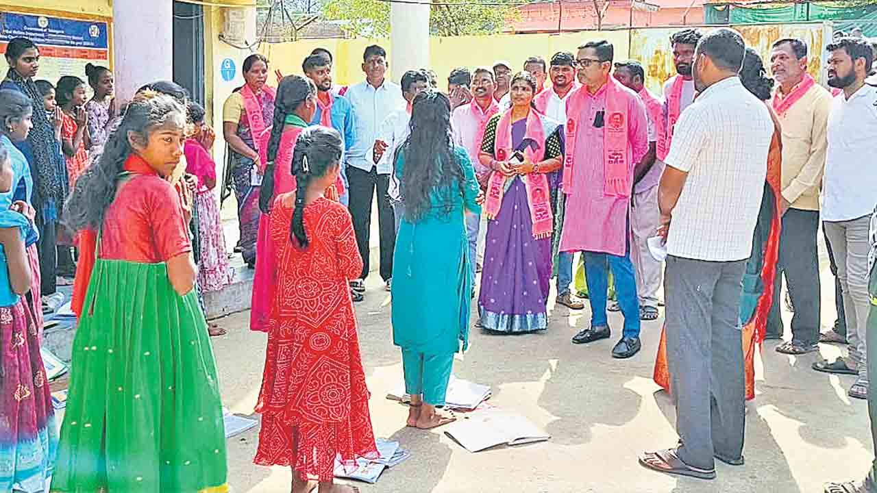 జయశంకర్‌ భూపాలపల్లి జిల్లా మహదేవపూర్‌లోని ఆశ్రమ పాఠశాలలో విద్యార్థుల సమస్యలను అడిగి తెలుసుకుంటున్న మాజీ ఎమ్మెల్యే పుట్ట మధు