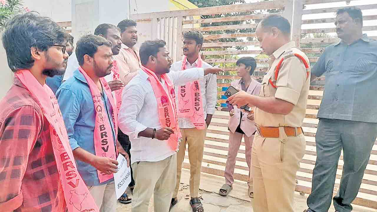 బెల్లంపల్లి : కాసిపేట సాంఘిక సంక్షేమ గురుకుల పాఠశాల వద్ద బీఆర్‌ఎస్వీ నాయకులను అడ్డుకుంటున్న తాళ్ల గురిజాల ఎస్‌ఐ రమేశ్‌ 