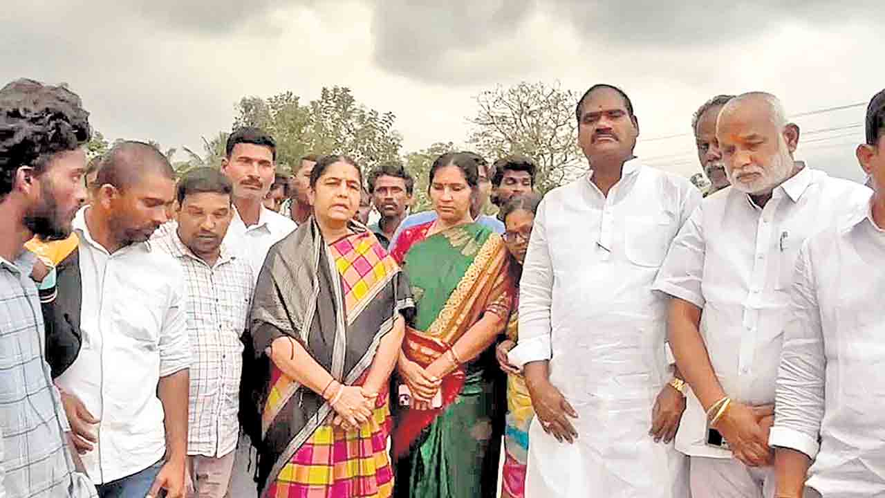 ఇద్దరి ప్రాణాలు తీసిన ఫ్లెక్సీ