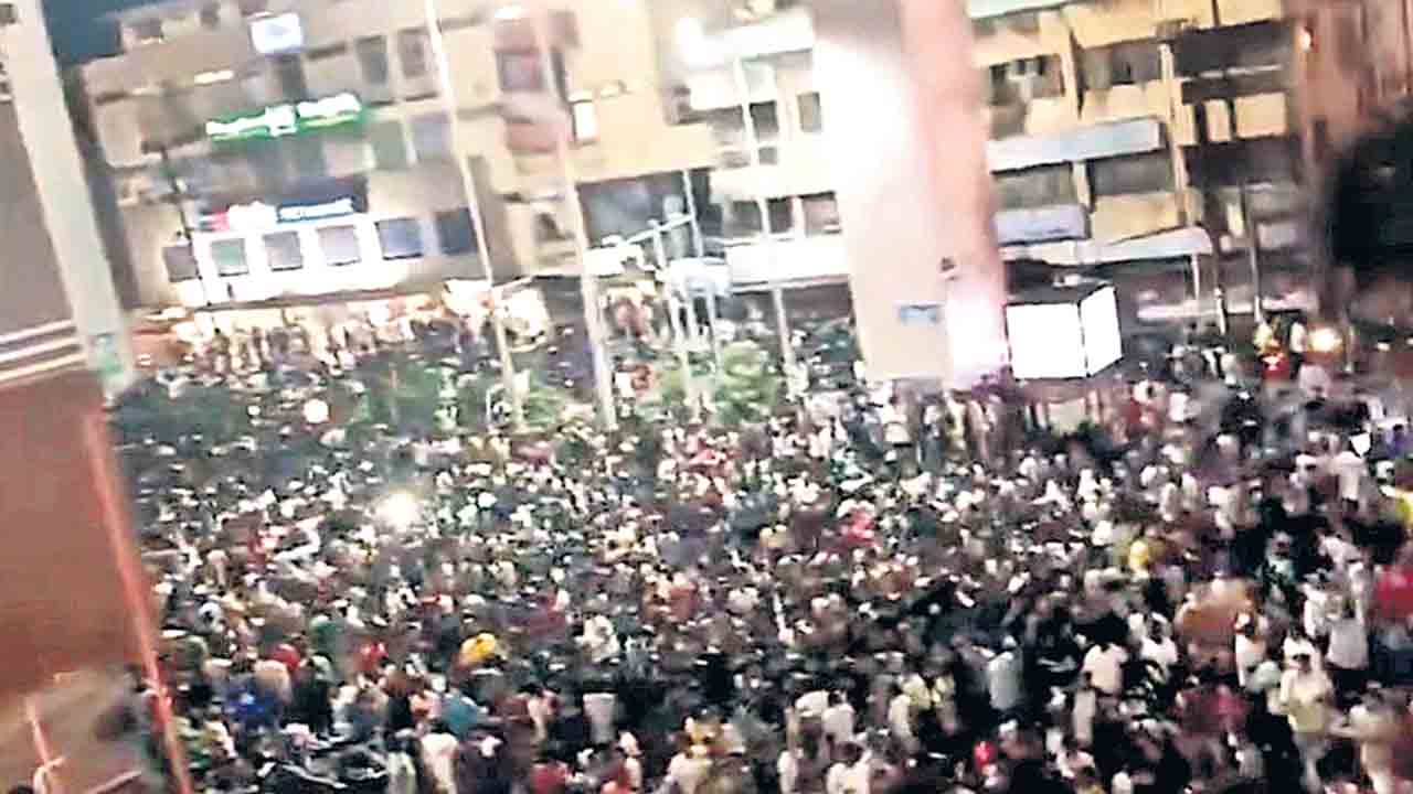 సర్కారు సాలెగూడులో చిక్కుకున్న ఎర్ర జెండాలు!