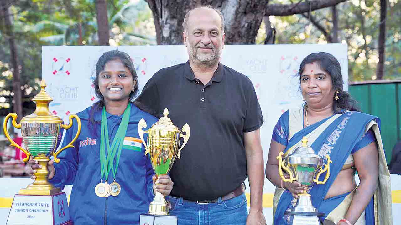 తనూజకు హ్యాట్రిక్‌ స్వర్ణాలు