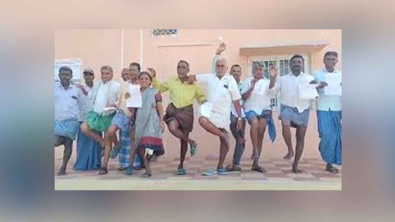 Runa Maafi | ఒంటి కాలిపై నిలబడి..రుణమాఫీ కోసం రైతుల వినూత్న నిరసన