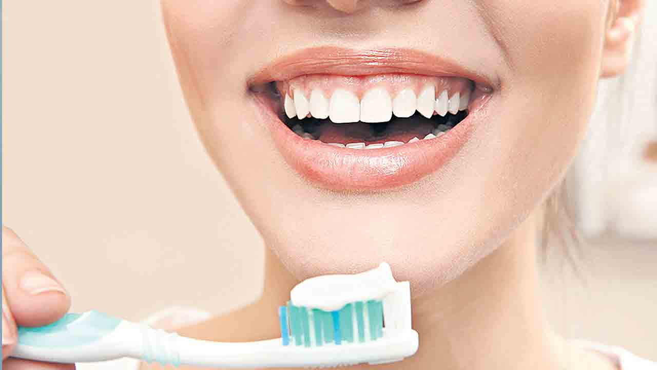 పండ్లు తోమే విధము ఇదండీ