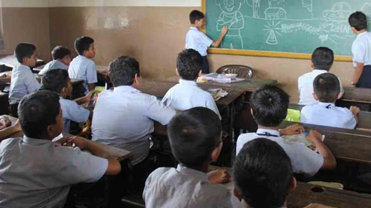 కార్మికుల పిల్లలకు ఉపకార వేతనాలు