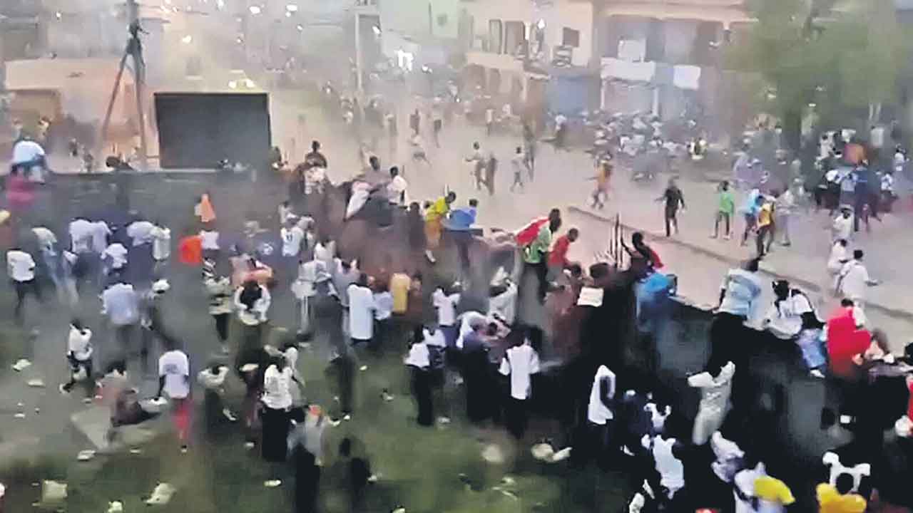 Guinea | సాకర్‌ పోరులో మారణహోమం.. గినియాలో కొట్టుకు చచ్చిన అభిమానులు