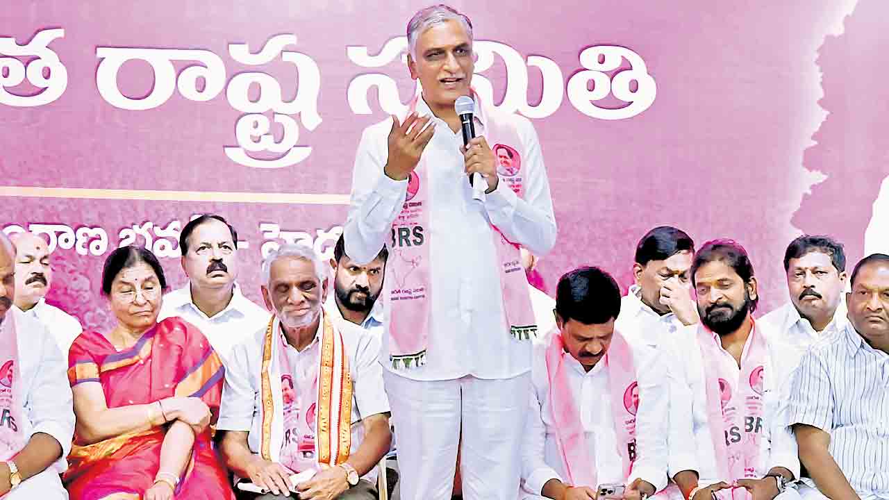 తెలంగాణభవన్‌లో నిర్వహించిన మాజీ ఎమ్మెల్సీ మాదిరెడ్డి శ్రీనివాస్‌రెడ్డి ఆత్మీయ వీడ్కోలు సభలో మాట్లాడుతున్న మాజీ మంత్రి హరీశ్‌రావు, చిత్రంలో మండలిలో ప్రతిపక్షనేత సిరికొండ మధుసూదనాచారి, మాజీ మంత్రులు మహమూద్‌అలీ, జగదీశ్‌రెడ్డి, వేముల ప్రశాంత్‌రెడ్డి, కొప్పుల ఈశ్వర్‌, సత్యవతిరాథోడ్‌, ఎర్రబెల్లి దయాకర్‌రావు, వీ శ్రీనివాస్‌గౌడ్‌, సబితా ఇంద్రారెడ్డి, పొన్నాల లక్ష్మయ్య, మాజీ డిప్యూటీ స్పీకర్‌ పద్మారావు, బీఆర్‌ఎస్‌ ముఖ్య నేతలు