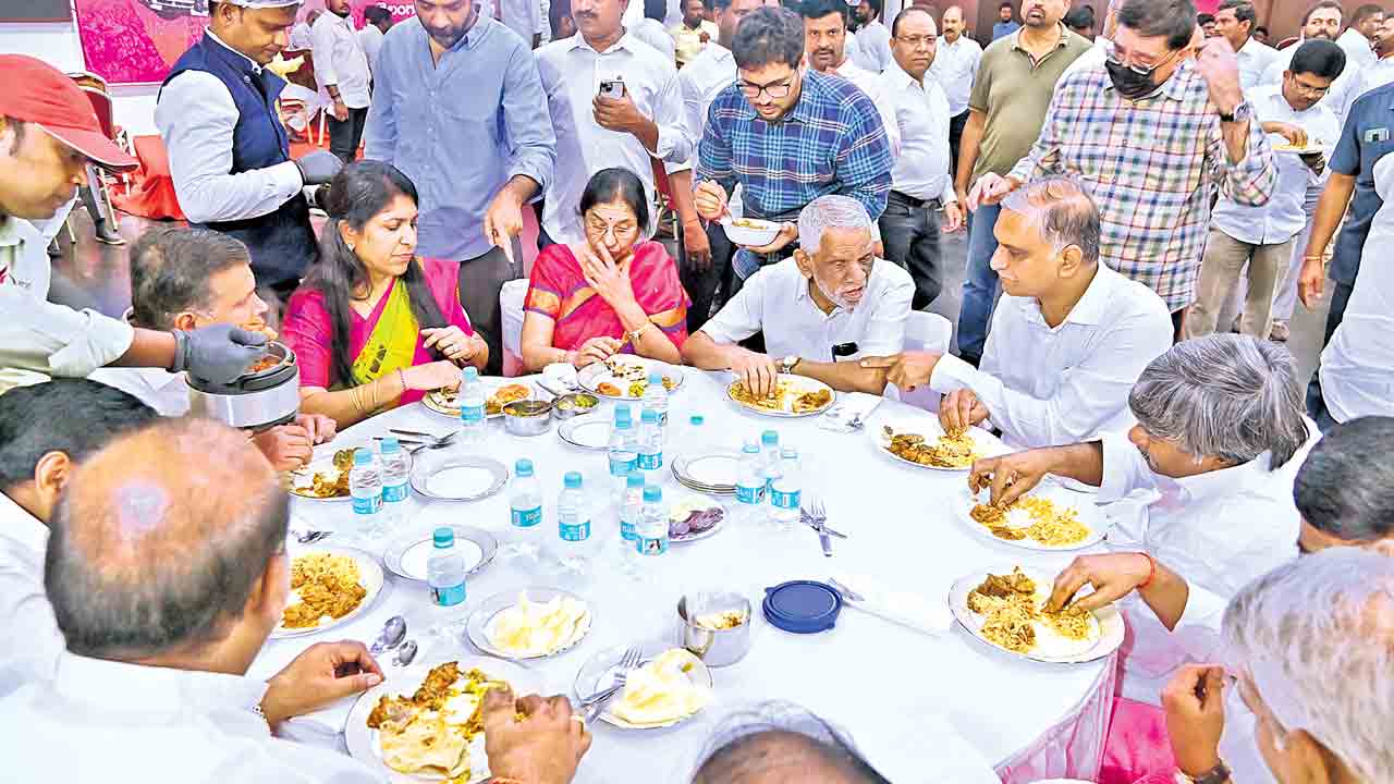  వీడ్కోలు సందర్భంగా మాజీ ఎమ్మెల్సీ మాదిరెడ్డి శ్రీనివాస్‌రెడ్డి కుటుంబంతో కలిసి భోజనం చేస్తున్న మాజీ మంత్రి హరీశ్‌రావు తదితరులు