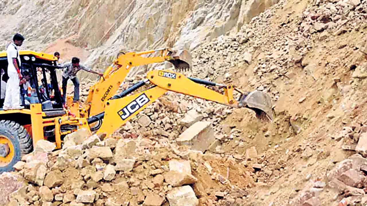 Telangana | మా దారికొస్తే సరే లేదంటే ఖబడ్దార్‌.. క్రషర్ల యజమానులకు గనుల శాఖ వేధింపులు!