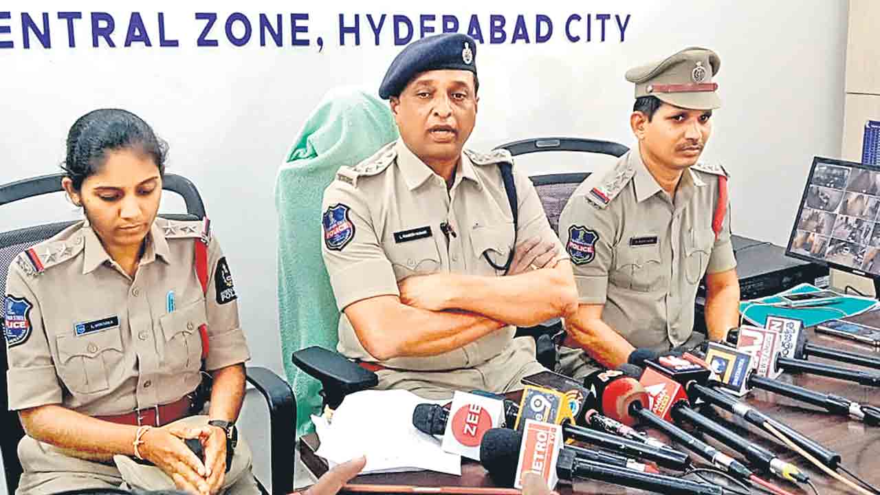 పోలీస్‌ వైఫల్యాన్ని కప్పిపుచ్చారా..?