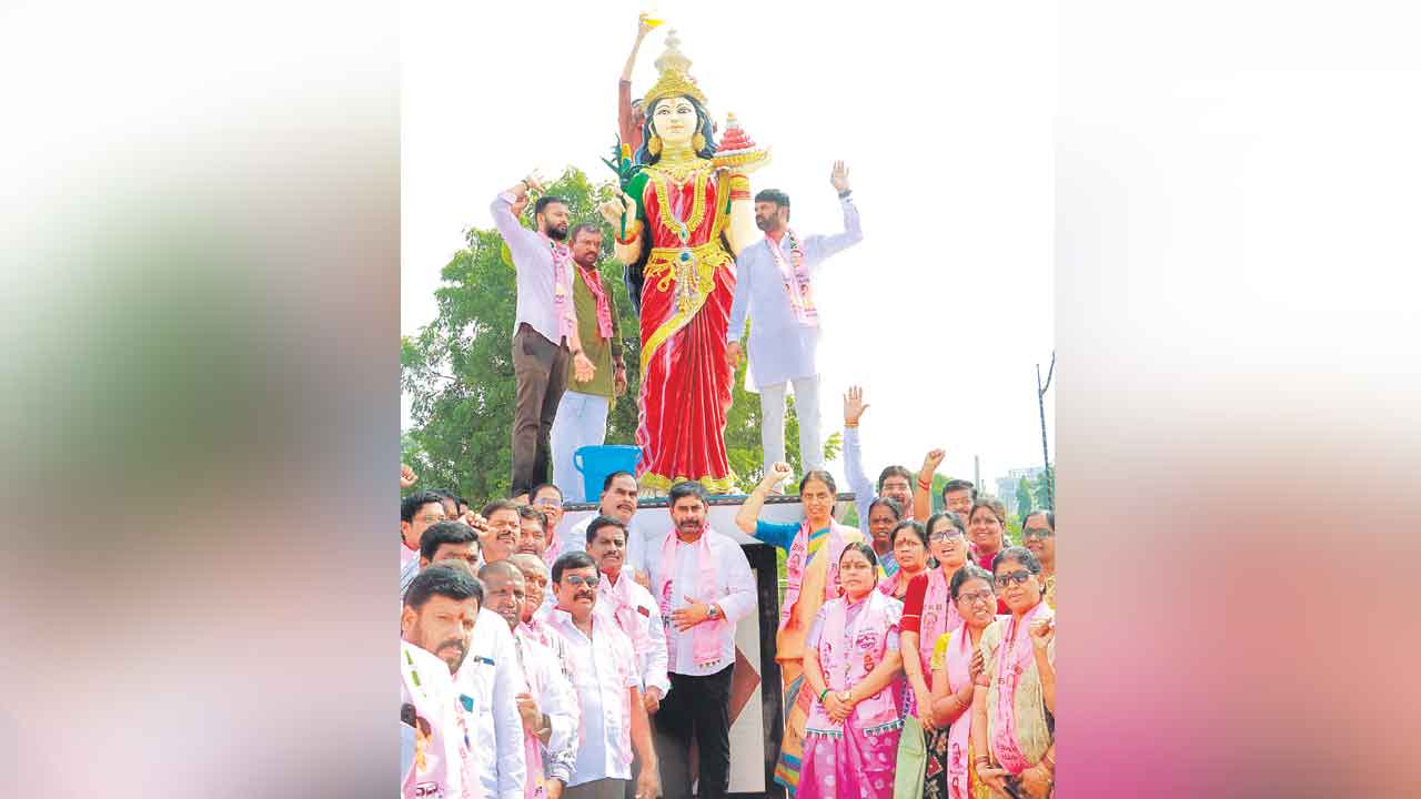 తెలంగాణ తల్లి విగ్రహం కాదది.. కాంగ్రెస్‌ తల్లిది..!
