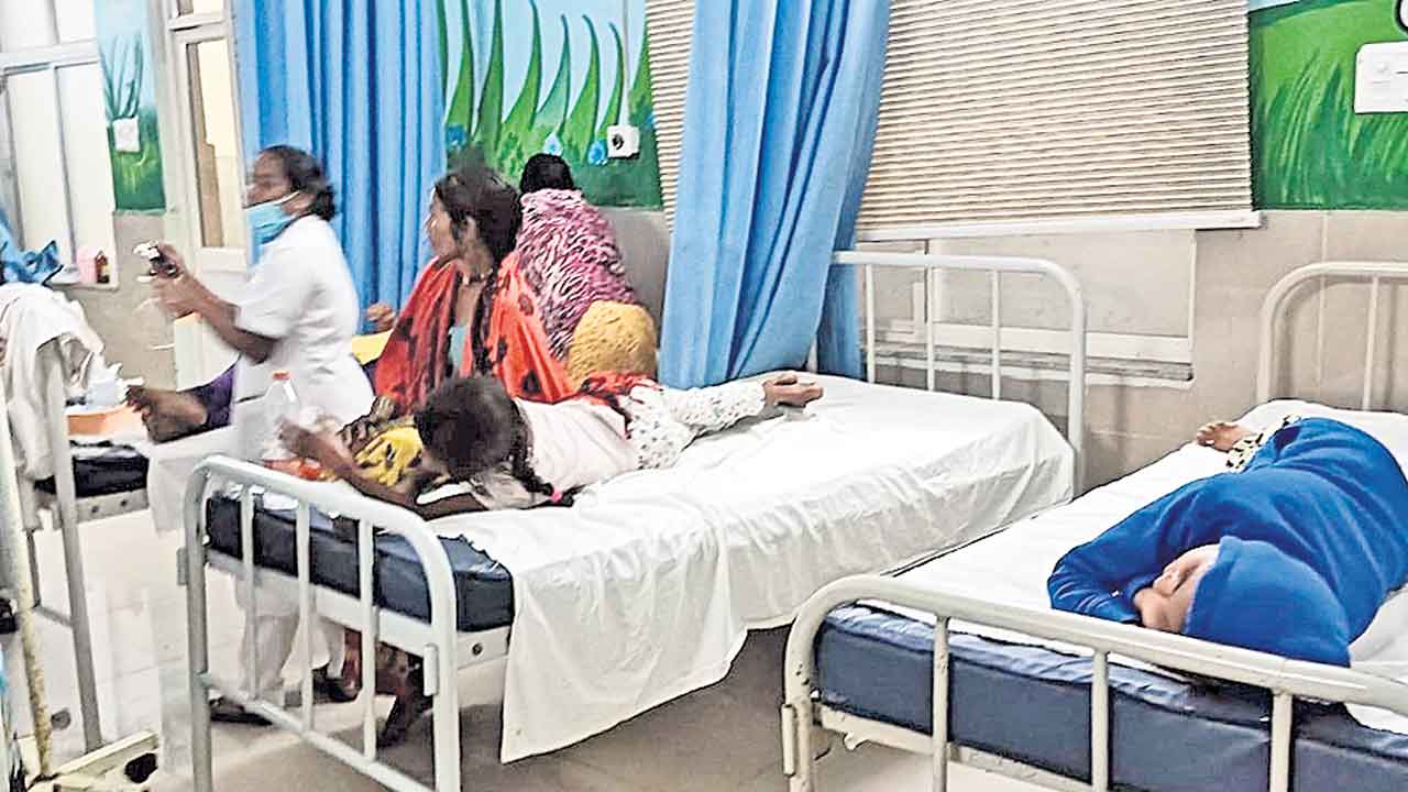 జిల్లా దవాఖానకు విద్యార్థినులు