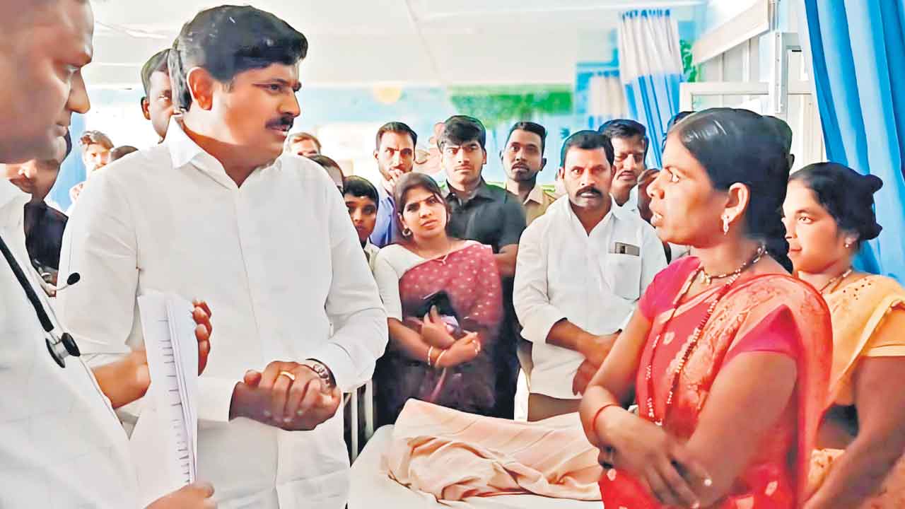 Food Poison | ఉన్నరో, పోయిర్రోనని చూసేందుకొచ్చిండ్రా?.. తాండూరు ఎమ్మెల్యేపై విద్యార్థుల తల్లిదండ్రుల ఫైర్