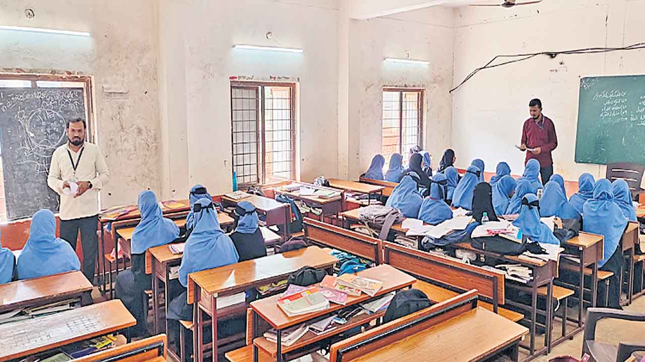 సరిపడా గదుల్లేక విద్యార్థుల అవస్థలు