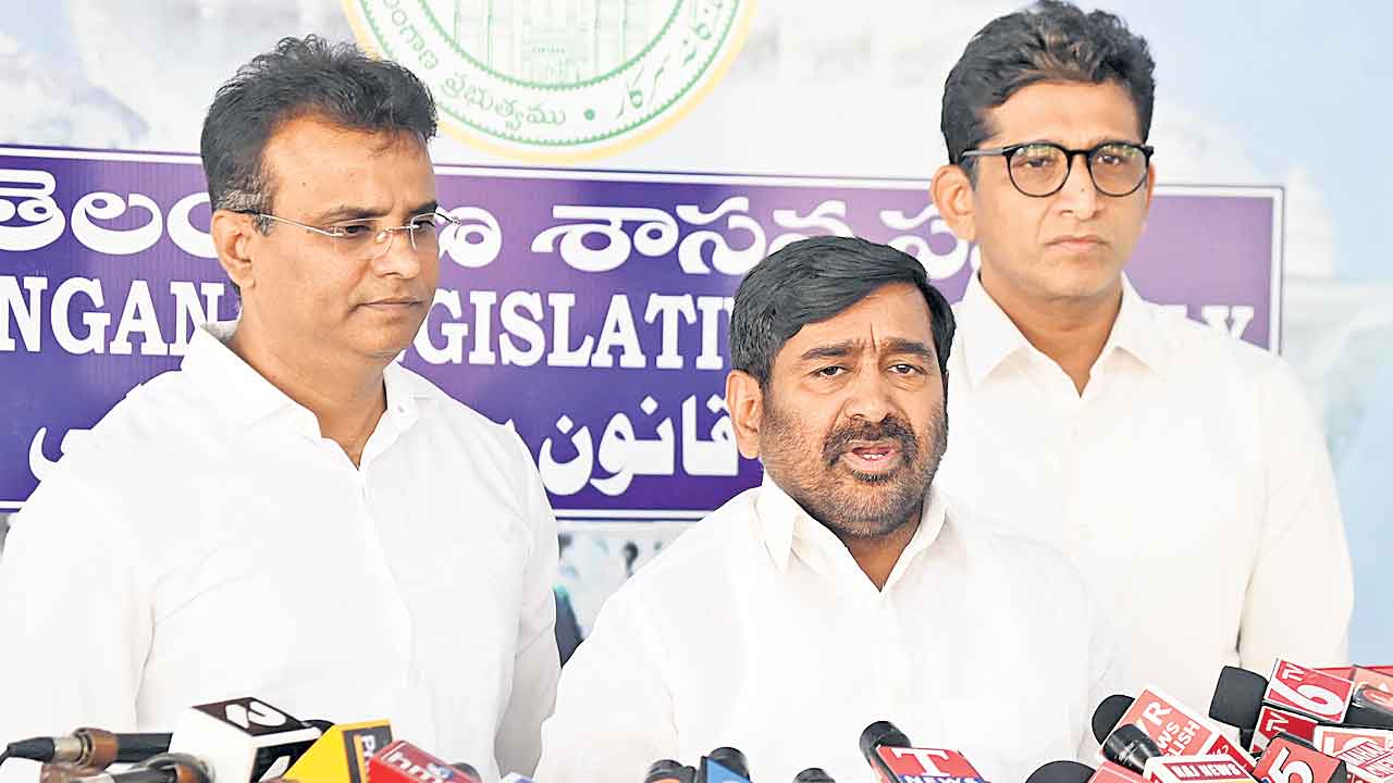 రైతులకు బేడీలు..విహారయాత్రల్లో మంత్రులు