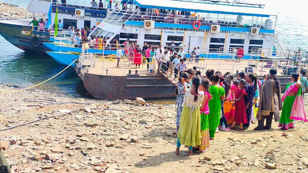 సాగర్‌లో పర్యాటకుల సందడి