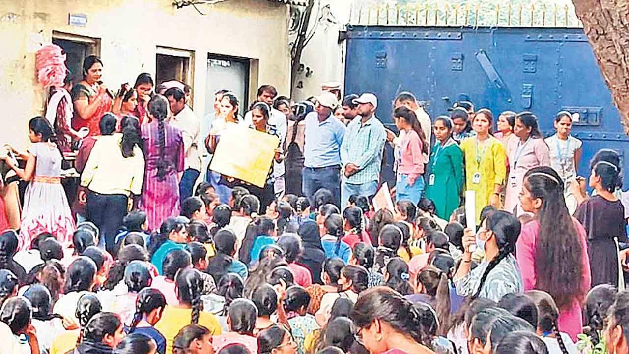 కోఠి ఉమెన్స్‌ వర్సిటీ విద్యార్థుల ఆందోళన