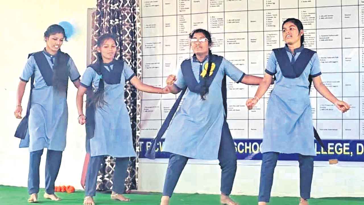 రేవంత్‌రెడ్డి పాటకు విద్యార్థినులతో డ్యాన్సులు