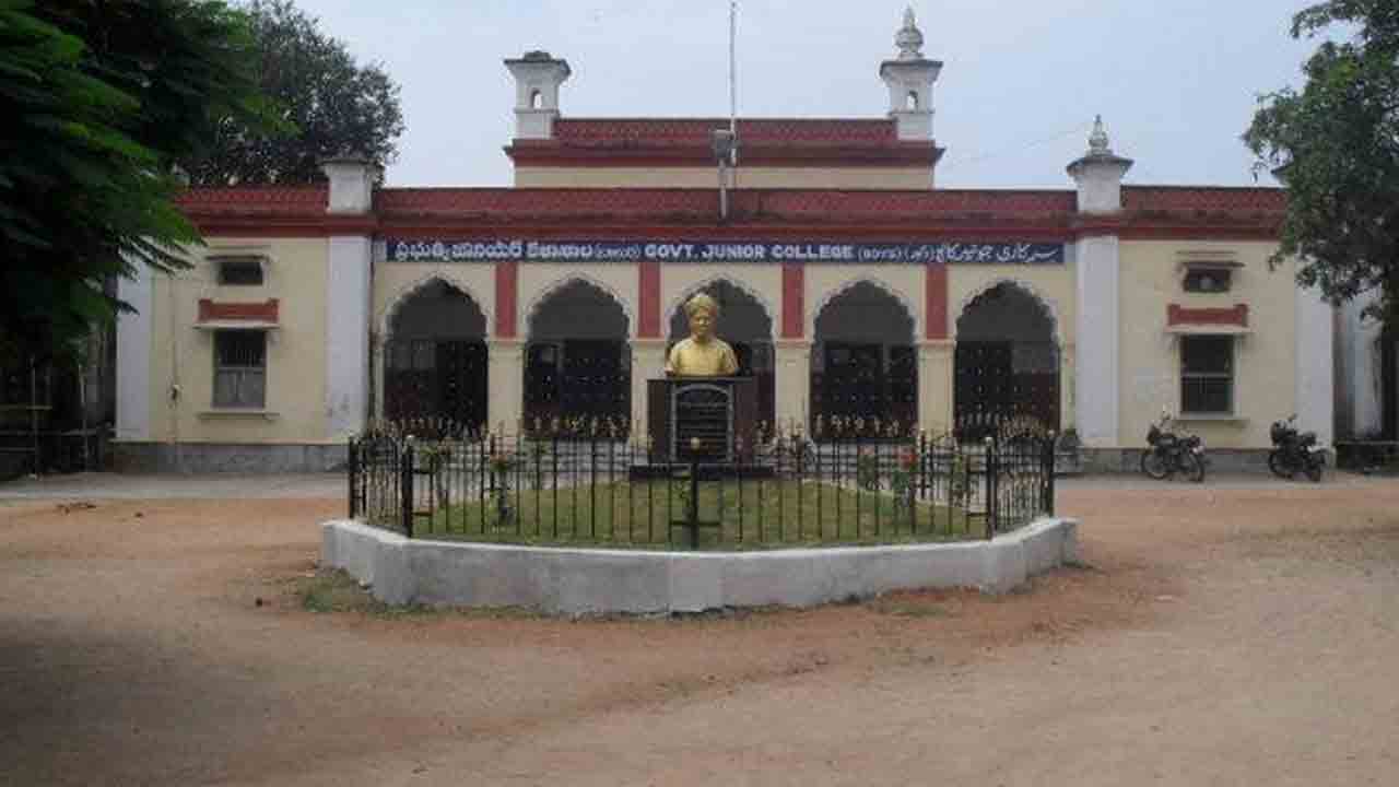 రెగ్యులర్‌ చేయరు.. జీతాలివ్వరు