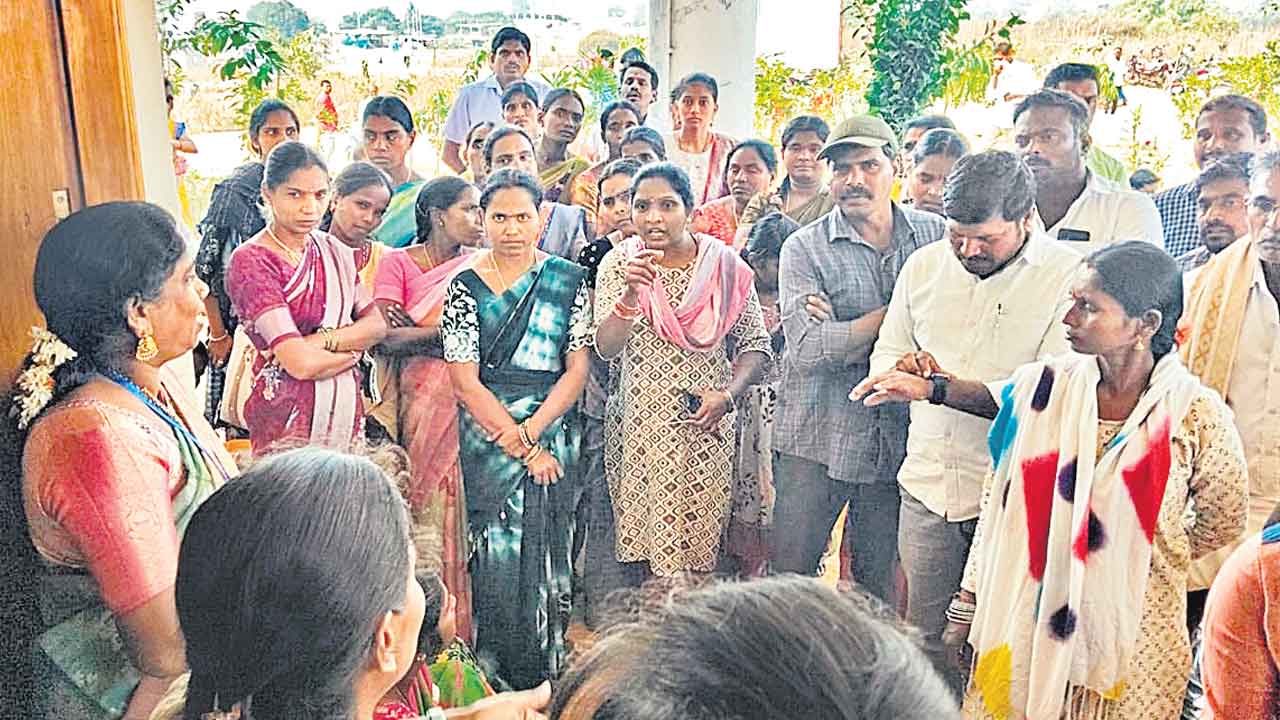 ఎంజేపీ ఎదుట తల్లిదండ్రుల ఆందోళన