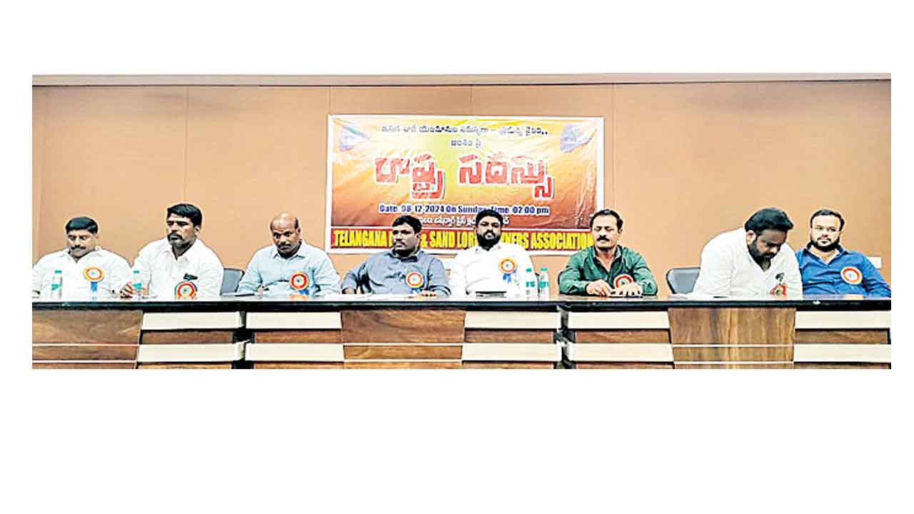 ఇసుక లారీలపై దాడులు ఆపాలి