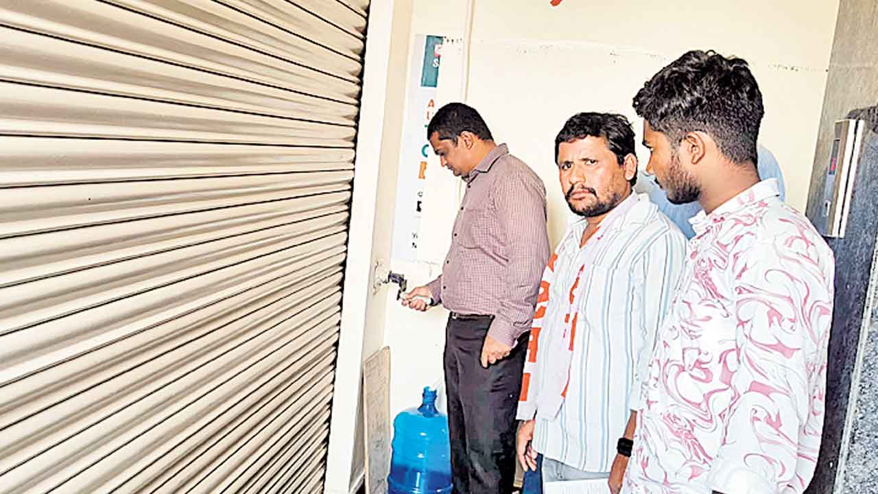 అడ్మిషన్ల ప్రక్రియ ప్రారంభంపై ఎస్‌ఎఫ్‌ఐ ఆందోళన