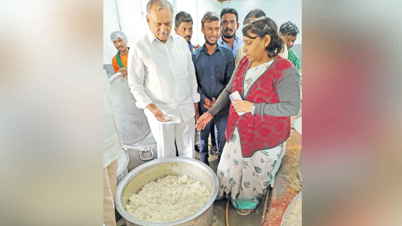 Gandra Venkataramana Reddy | ముద్ద అన్నం తింటరా?.. అధికారుల తీరుపై మాజీ ఎమ్మెల్యే గండ్ర ఆగ్రహం