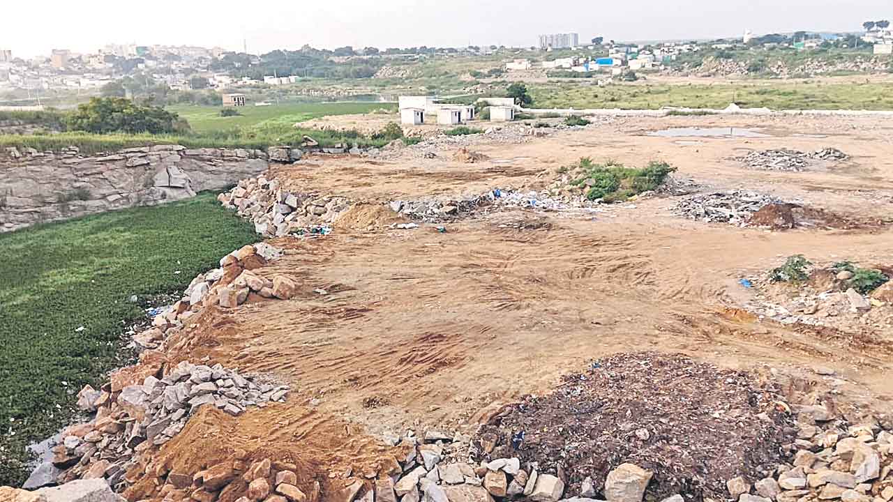 Hyderabad | గాజులరామారంలో ఆగని భూ కబ్జాలు.. క్వారీ గుంతలను పూడ్చి మరీ నిర్మాణాలు